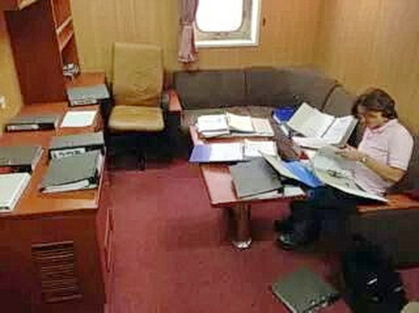 Sabine bei der Durchführung eines Audits an Bord.