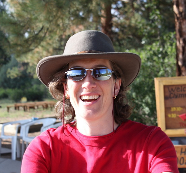 Sabine mit Cowboyhut im Nationalpark